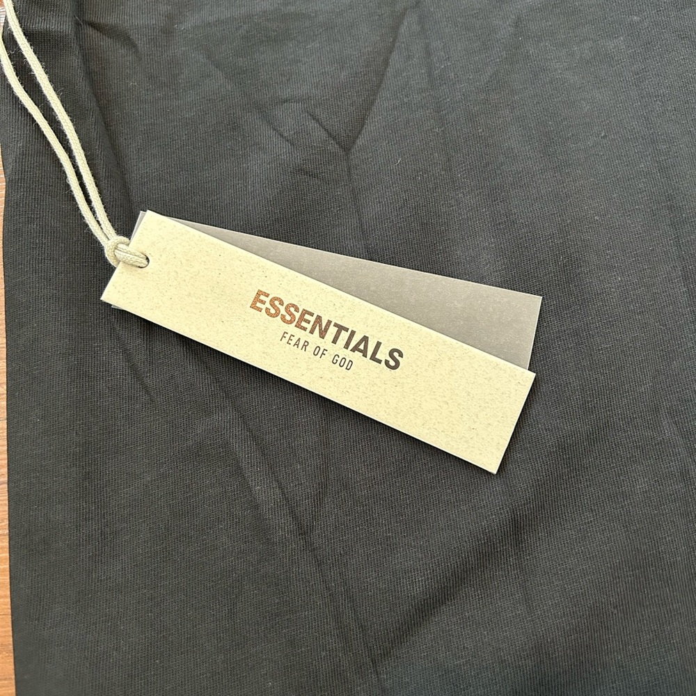 New Authentic Fear of God Essentials Men's Jet Black Logo T-Shirt SS22 Size S - Picture 6 of 8